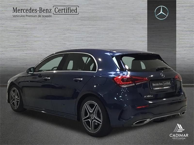 Usado Mercedes A180 AMG line 116 CV (85 kW) 2022 Azul Berlina
