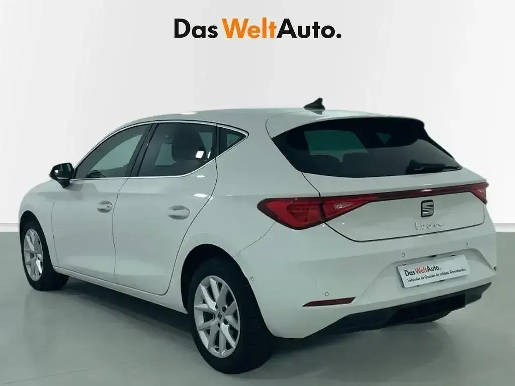 Używany Seat Leon Style 116 KM (85 kW) 2025 Biały Sedan/Limuzyna