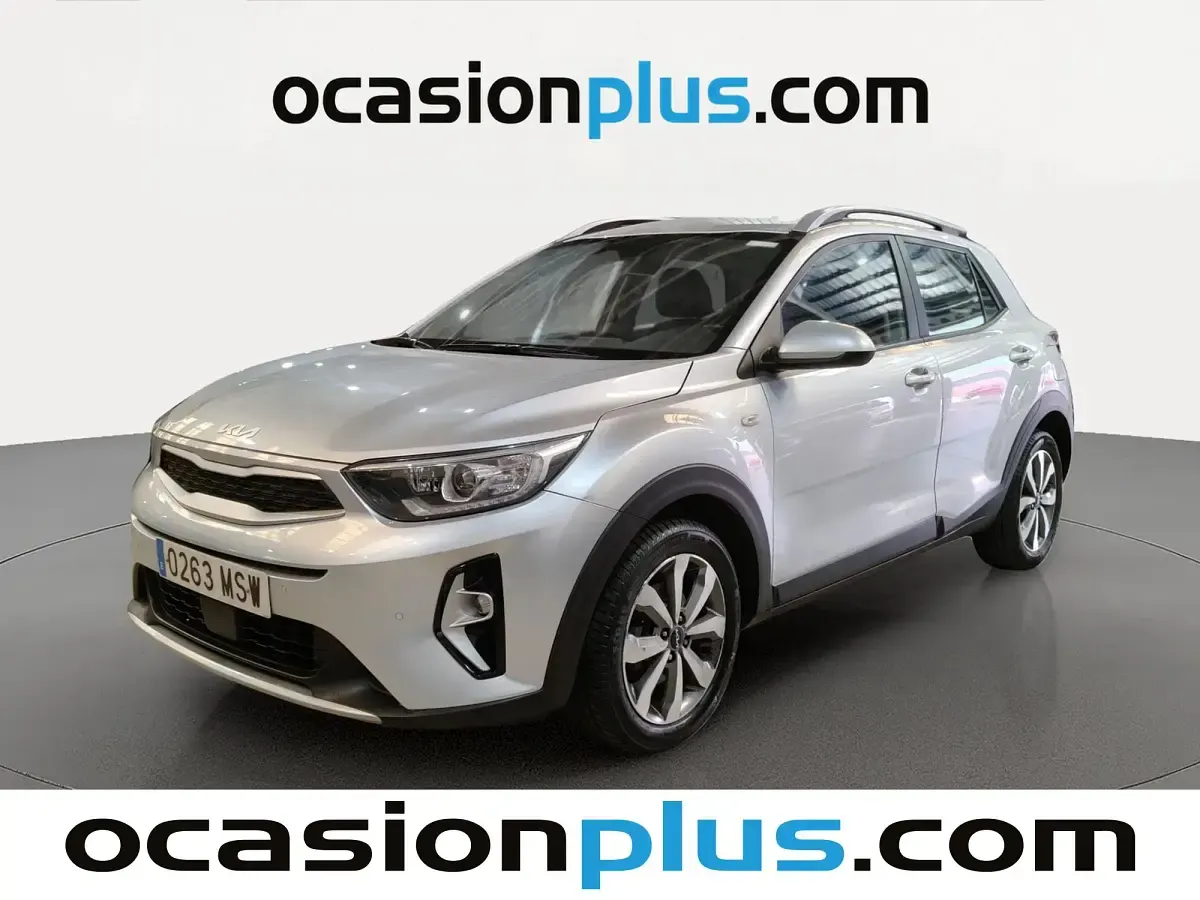 Usado Kia Stonic 100 CV (73 kW) 2024 Gris plata SUV