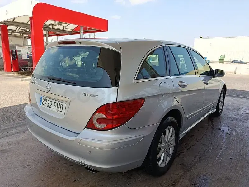 Usado Mercedes R320 224 CV (164 kW) 2008 Gris / plata Familiar