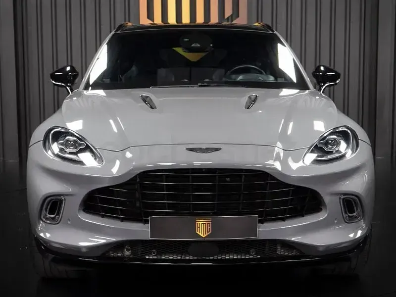 Usado Aston Martin DBX 551 CV (405 kW) 2022 Gris / plata SUV