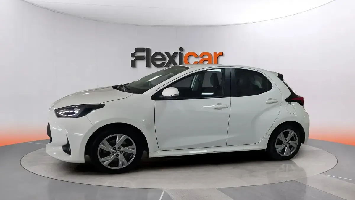 Usado Toyota Yaris Hybrid Active 116 CV (85 kW) 2025 Blanco Berlina