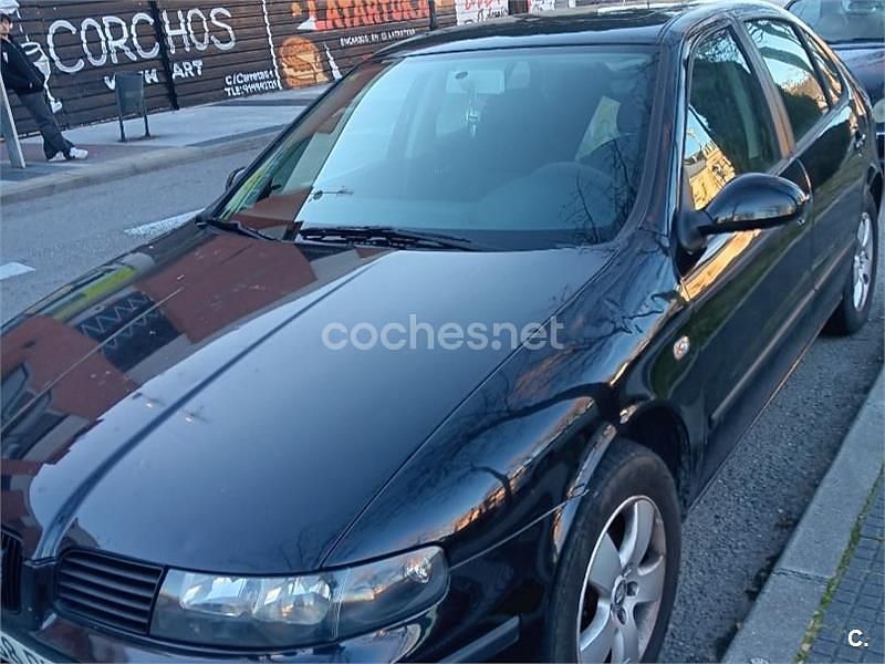 Usado Seat Leon Sport 105 CV (77 kW) 2005 Negro Utilitario