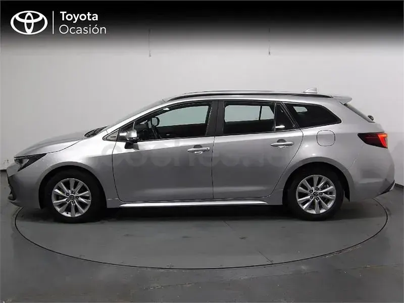 Usado Toyota Corolla Active 140 CV (102 kW) 2025 Gris / plata Familiar
