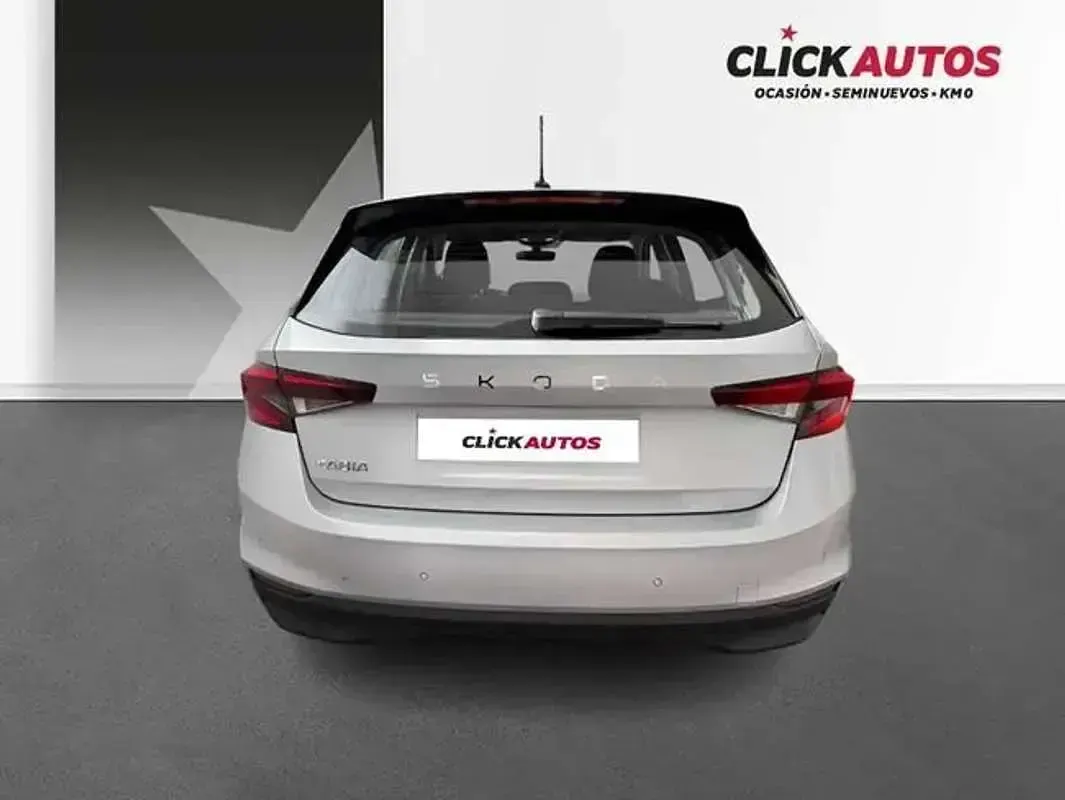 Usado Skoda Fabia Essence 80 CV (58 kW) 2025 Plateado Utilitario