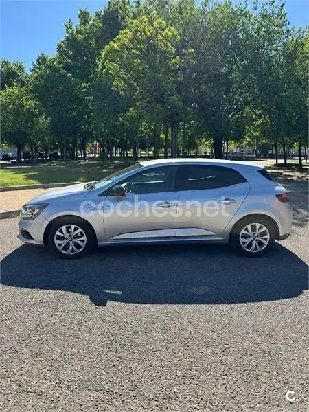 Usado Renault Mégane LIMITED 140 CV (102 kW) 2020 Gris / plata Berlina