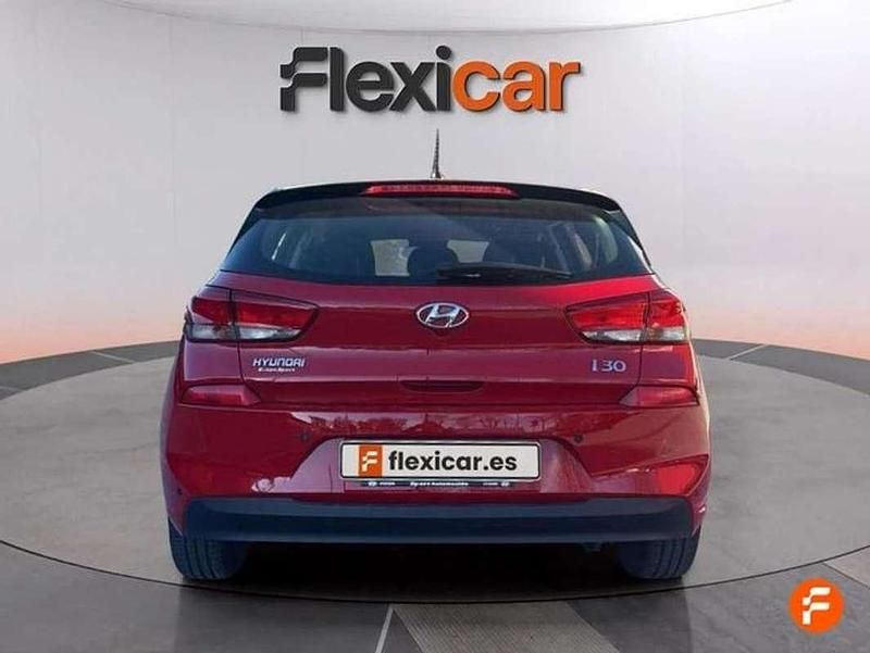 Usado Hyundai i30 120 CV (88 kW) 2020 Rojo Utilitario