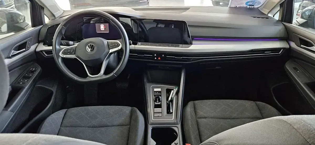 Usado VW Golf VIII Life 110 CV (80 kW) 2021 Gris / plata Berlina