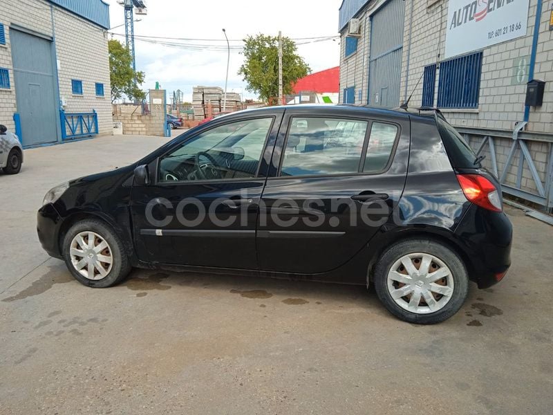 Negro Usado 2012 Renault Clio III Collection Berlina | 4990 € - Imagen 1/4