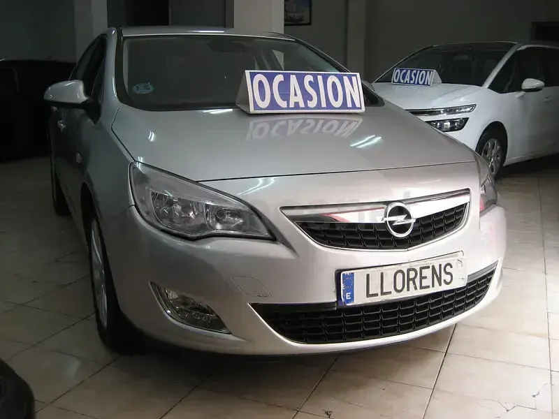 Usado Opel Astra Edition 115 CV (84 kW) 2010 Gris / plata Berlina