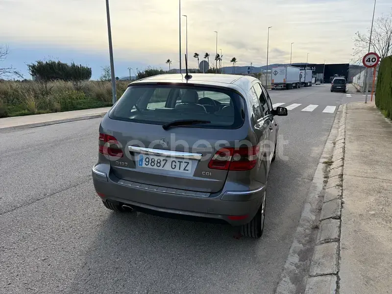 Usado Mercedes B180 109 CV (80 kW) 2010 Gris / plata Monovolumen