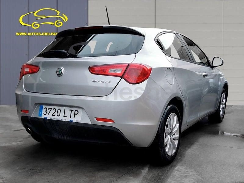 Usado Alfa Romeo Giulietta Super 120 CV (88 kW) 2021 Gris / plata Berlina
