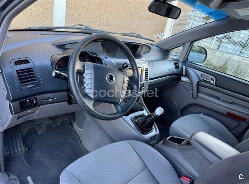 Usado Ssangyong (KGM) Rodius Limited 155 CV (114 kW) 2014 Gris / plata Monovolumen