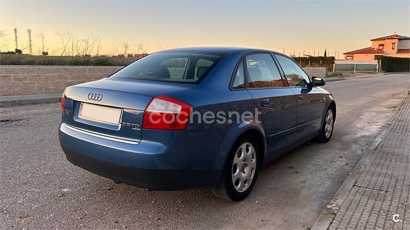 Usado Audi A4 180 CV (132 kW) 2001 Azul Berlina