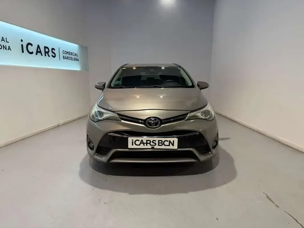 Usado Toyota Avensis Advance 143 CV (105 kW) 2015 Gris Familiar