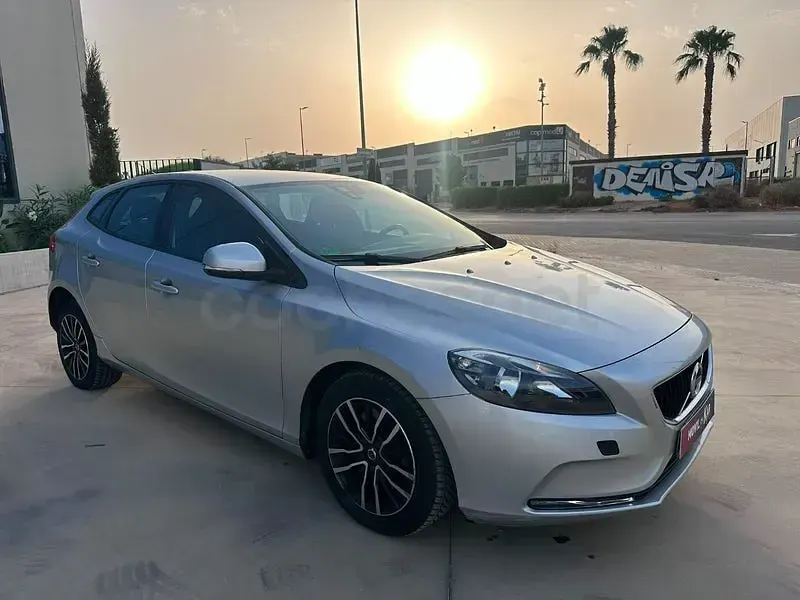 Usado Volvo V40 Momentum 120 CV (88 kW) 2017 Gris / plata Berlina