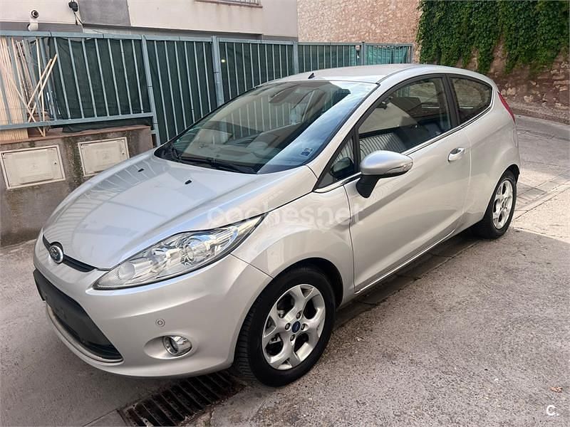 Gris / plata Usado 2011 Ford Fiesta Utilitario | 4200 € (Buen precio) - Imagen 1/4