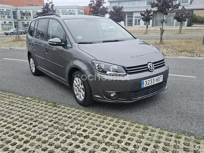 Usado VW Touran Advance 105 CV (77 kW) 2014 Gris / plata Monovolumen