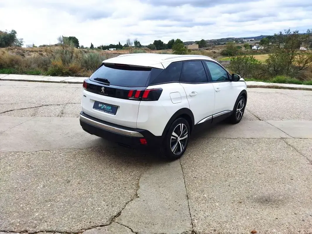 Usado Peugeot 3008 Allure 131 CV (96 kW) 2019 Blanco SUV
