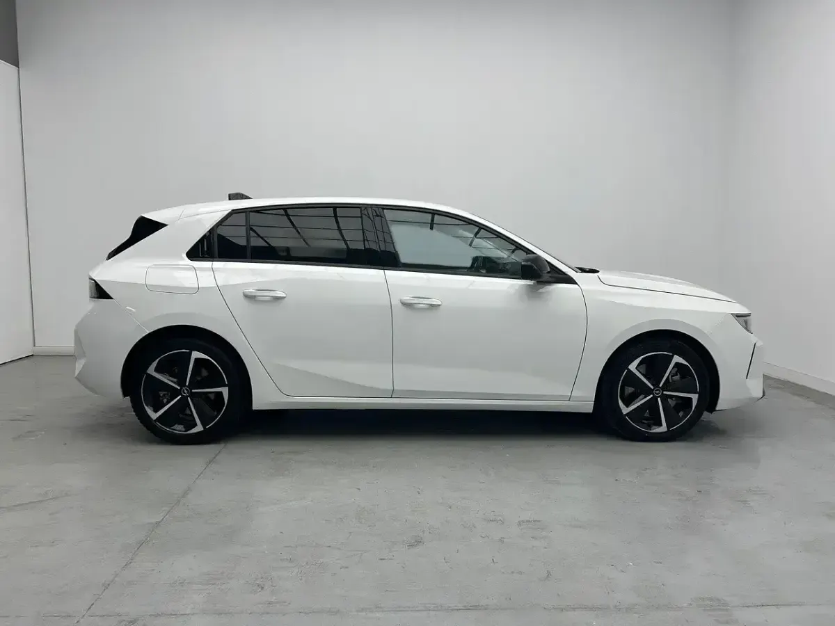 Usado Opel Astra Edition 181 CV (133 kW) 2023 Blanco Berlina