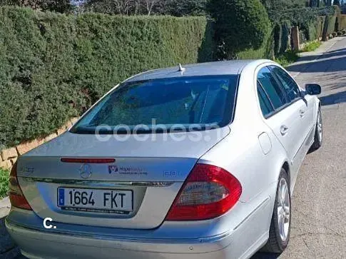 Usado Mercedes E320 Avantgarde 224 CV (164 kW) 2007 Gris / plata Berlina
