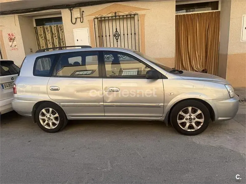 Usado Kia Carens EX 112 CV (82 kW) 2004 Gris / plata Monovolumen