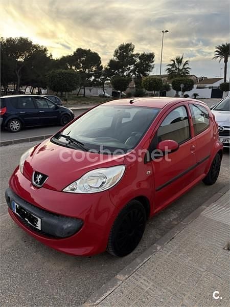 Usado Peugeot 107 68 CV (50 kW) 2006 Rojo Utilitario