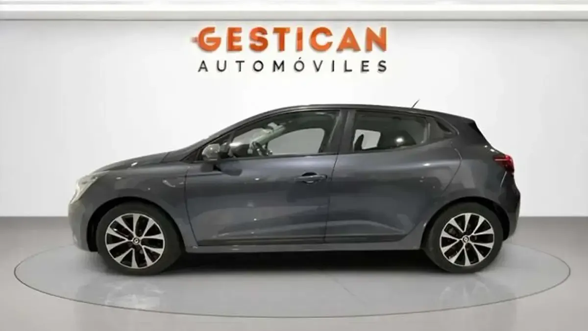 Usado Renault Clio Techno 140 CV (102 kW) 2022 Gris Utilitario
