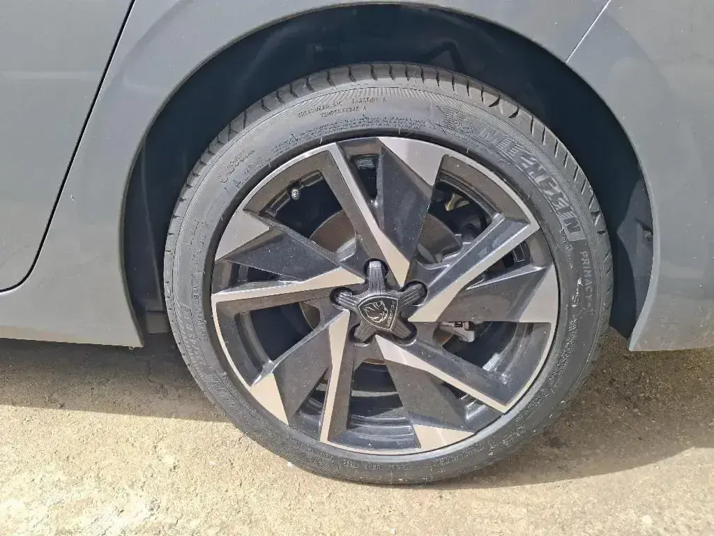 Nuevo Peugeot 308 Allure 145 CV (106 kW) 2026 Gris Berlina