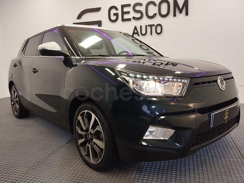 Usado Ssangyong (KGM) Tivoli Limited 115 CV (84 kW) 2019 Gris / plata SUV