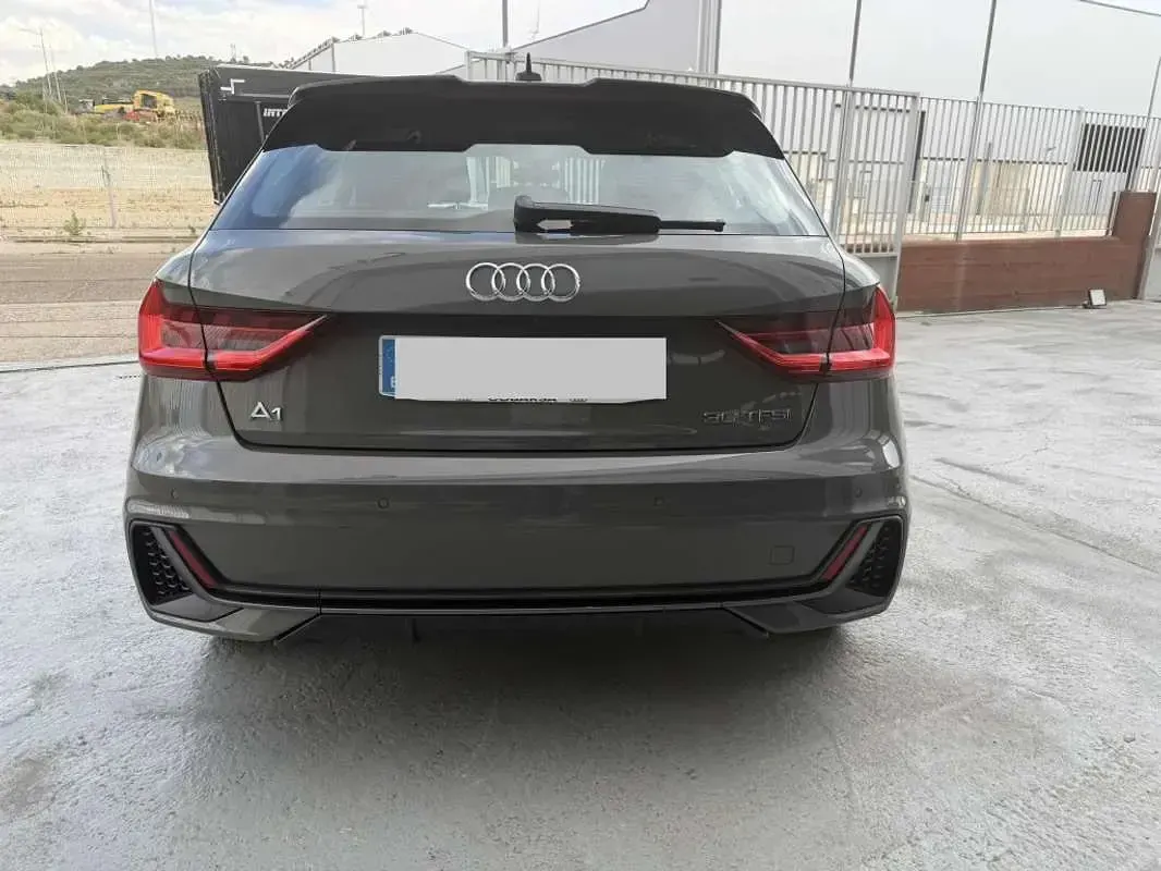 Usado Audi A1 Sportback Black Edition 116 CV (85 kW) 2024 Gris Utilitario