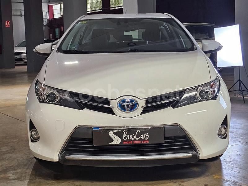 Käytetty Toyota Auris Hybrid Advance 136 HP (100 kW) 2013 Valkoinen Sedan