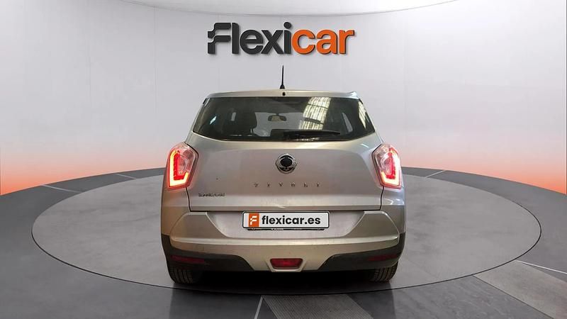 Usado Ssangyong (KGM) Tivoli 129 CV (94 kW) 2016 Gris SUV