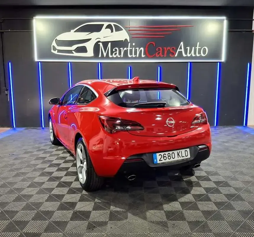 Usado Opel Astra Dynamic 200 CV (147 kW) 2018 Rojo Familiar