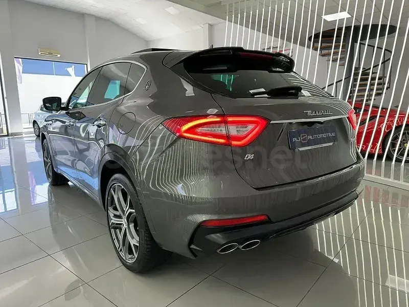 Usado Maserati Levante 350 CV (257 kW) 2020 Gris / plata SUV