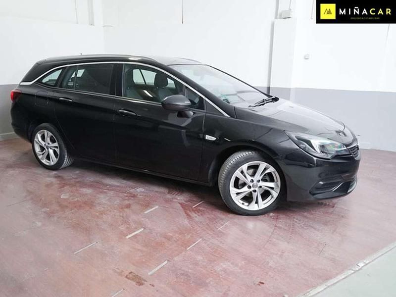 Usado Opel Astra Elegance 131 CV (96 kW) 2021 Negro Utilitario