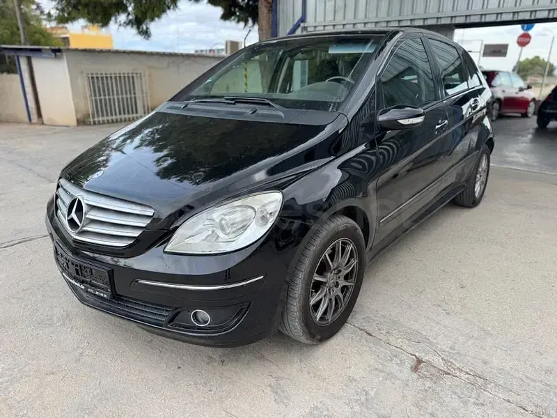 Usado Mercedes B200 136 CV (100 kW) 2005 Negro Monovolumen