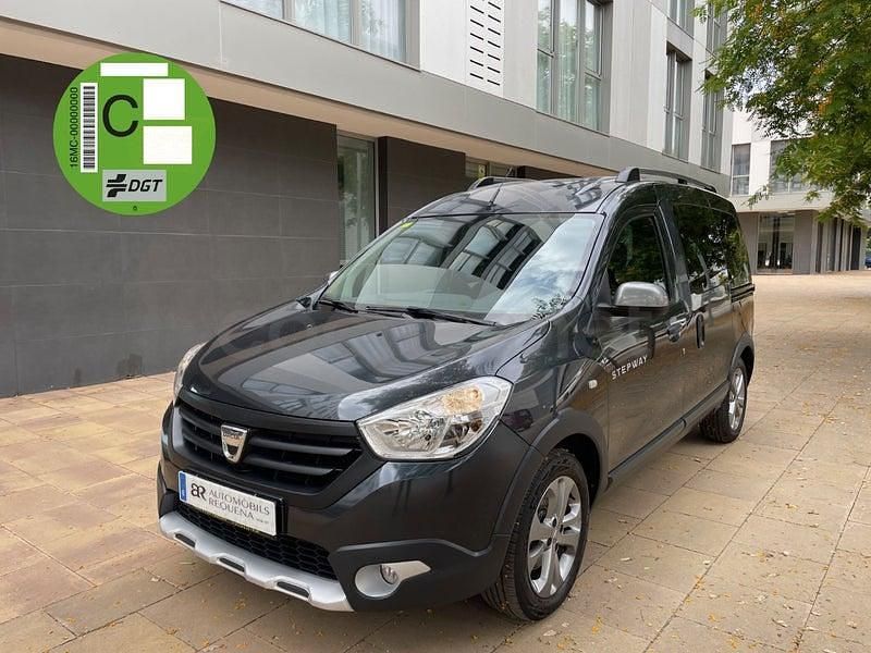 Usado Dacia Dokker Essentiel 131 CV (96 kW) 2017 Gris / plata Monovolumen