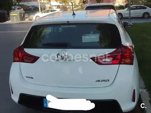 Usado Toyota Auris Active 132 CV (97 kW) 2015 Blanco Berlina