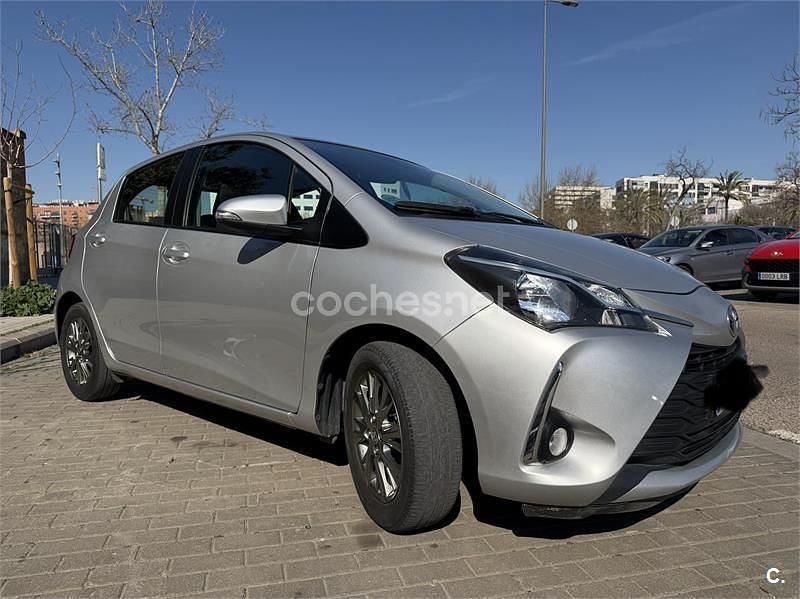 Usado Toyota Yaris City 69 CV (50 kW) 2019 Gris / plata Berlina