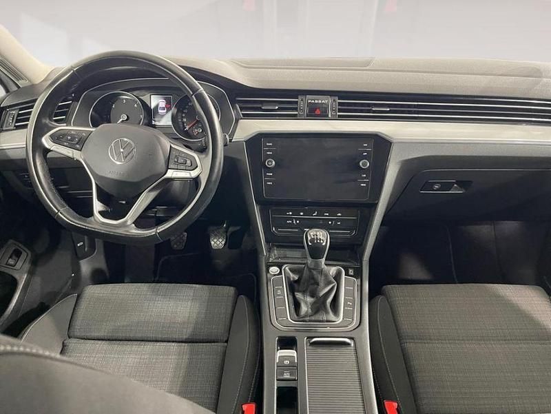 Usado VW Passat Executive 150 CV (110 kW) 2021 Blanco puro Berlina
