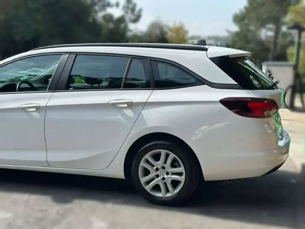 Usado Opel Astra Selective 110 CV (80 kW) 2016 Blanco Familiar