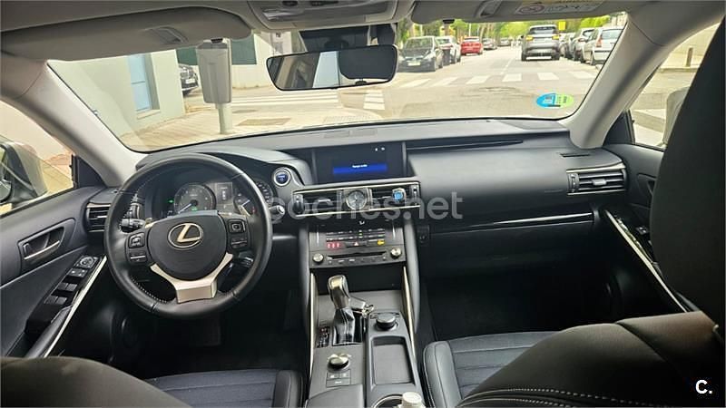 Usado Lexus IS300h Executive Line 223 CV (164 kW) 2017 Gris / plata Berlina