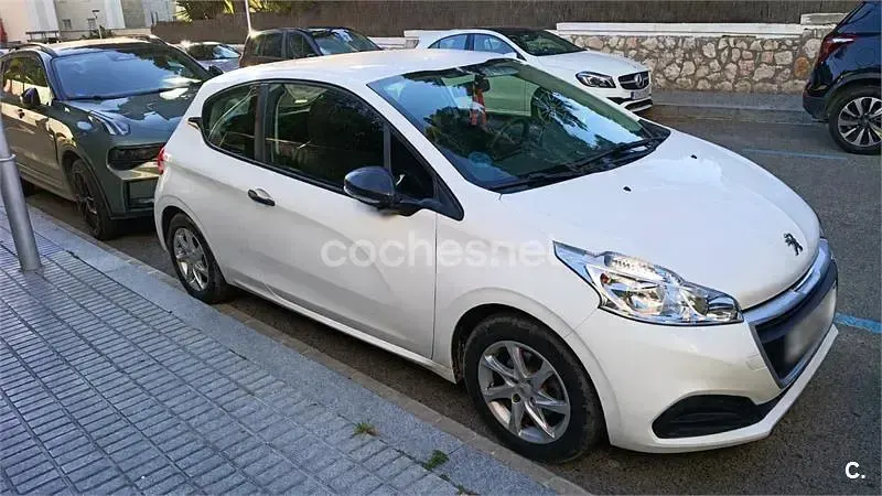 Usado Peugeot 208 Access 82 CV (60 kW) 2017 Blanco Utilitario
