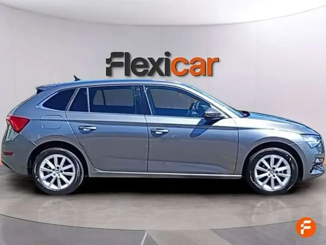Usado Skoda Scala Ambition 95 CV (69 kW) 2022 Gris Utilitario