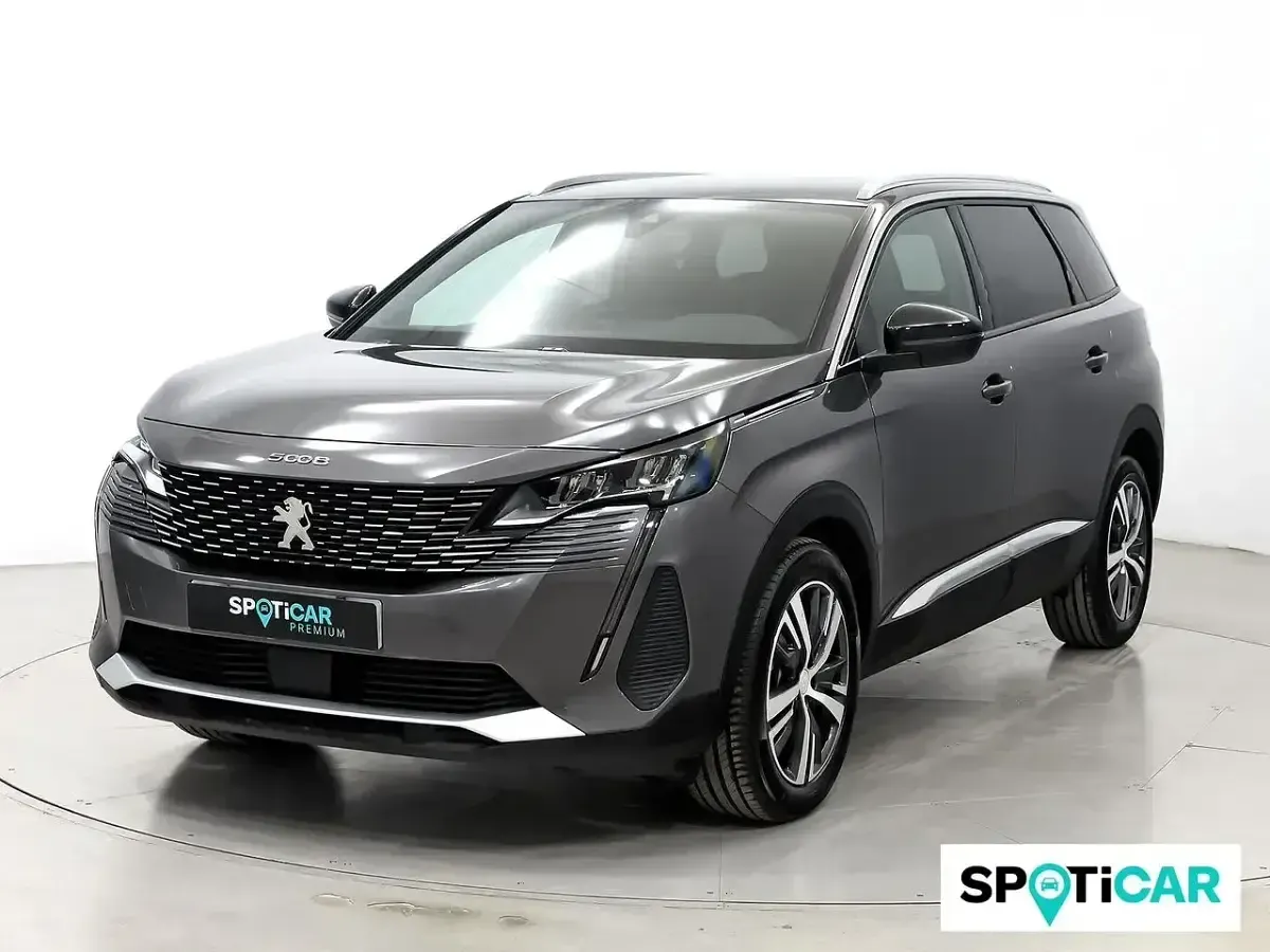 Usado Peugeot 5008 Allure 136 CV (100 kW) 2024 Gris SUV