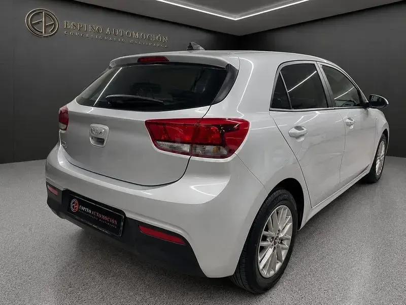 Usado Kia Rio 100 CV (73 kW) 2023 Gris / plata Berlina