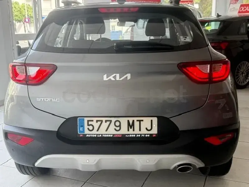 Usado Kia Stonic 79 CV (58 kW) 2024 Gris / plata SUV