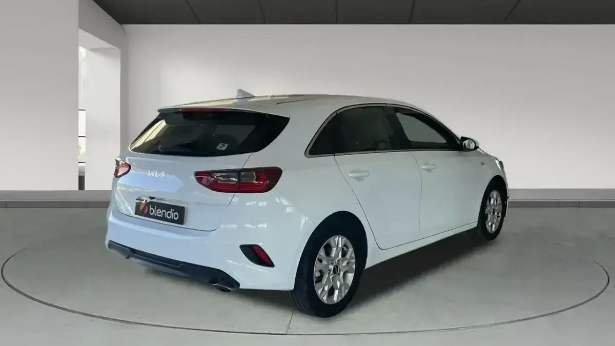 Usado Kia Ceed 120 CV (88 kW) 2023 Blanco Utilitario
