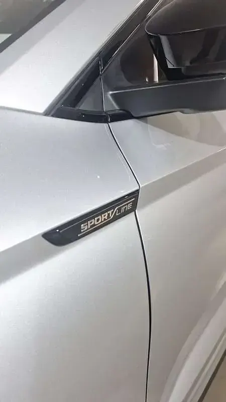 Usado Skoda Karoq SportLine 150 CV (110 kW) 2025 Plateado SUV